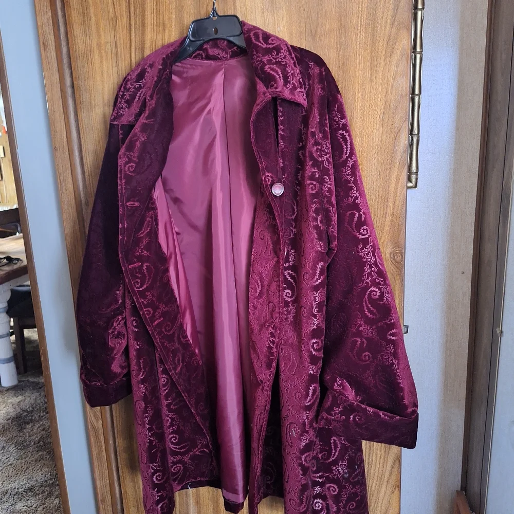 Exquisite Burgundy pattered velvet party coat. - Picture 3 of 3